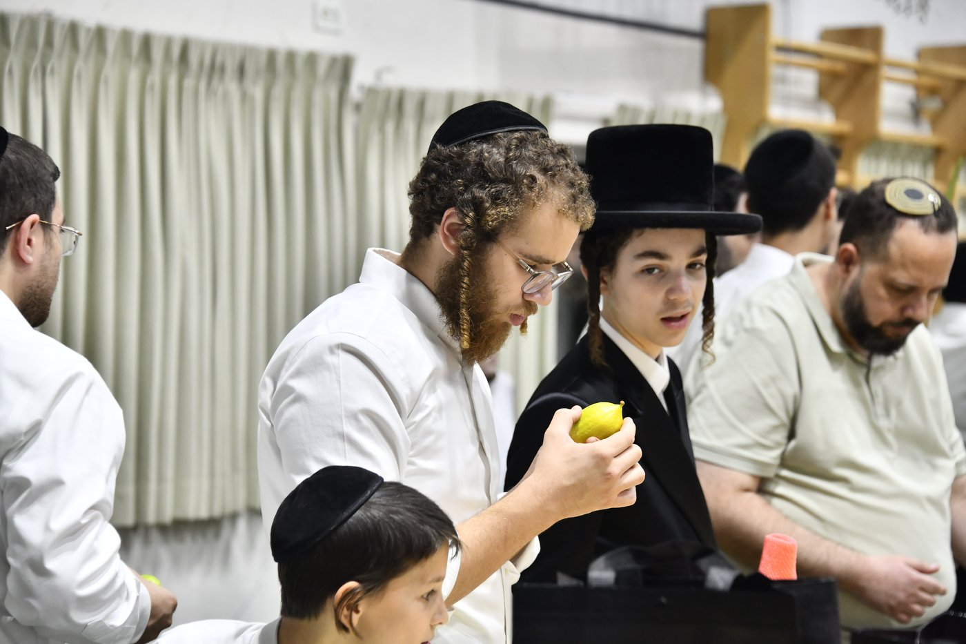 מראות ערב חג הסוכות בבני ברק