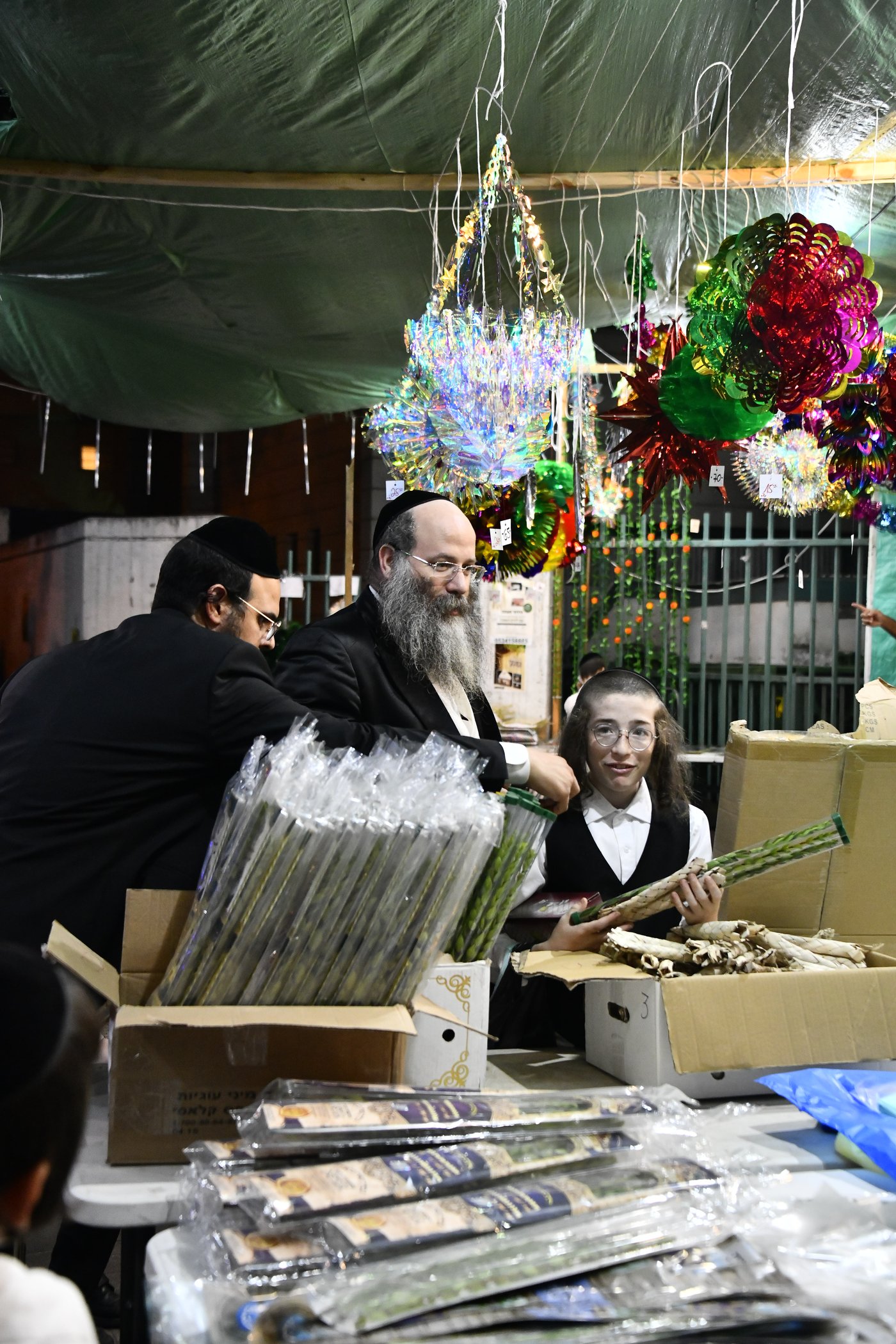 מראות ערב חג הסוכות בבני ברק