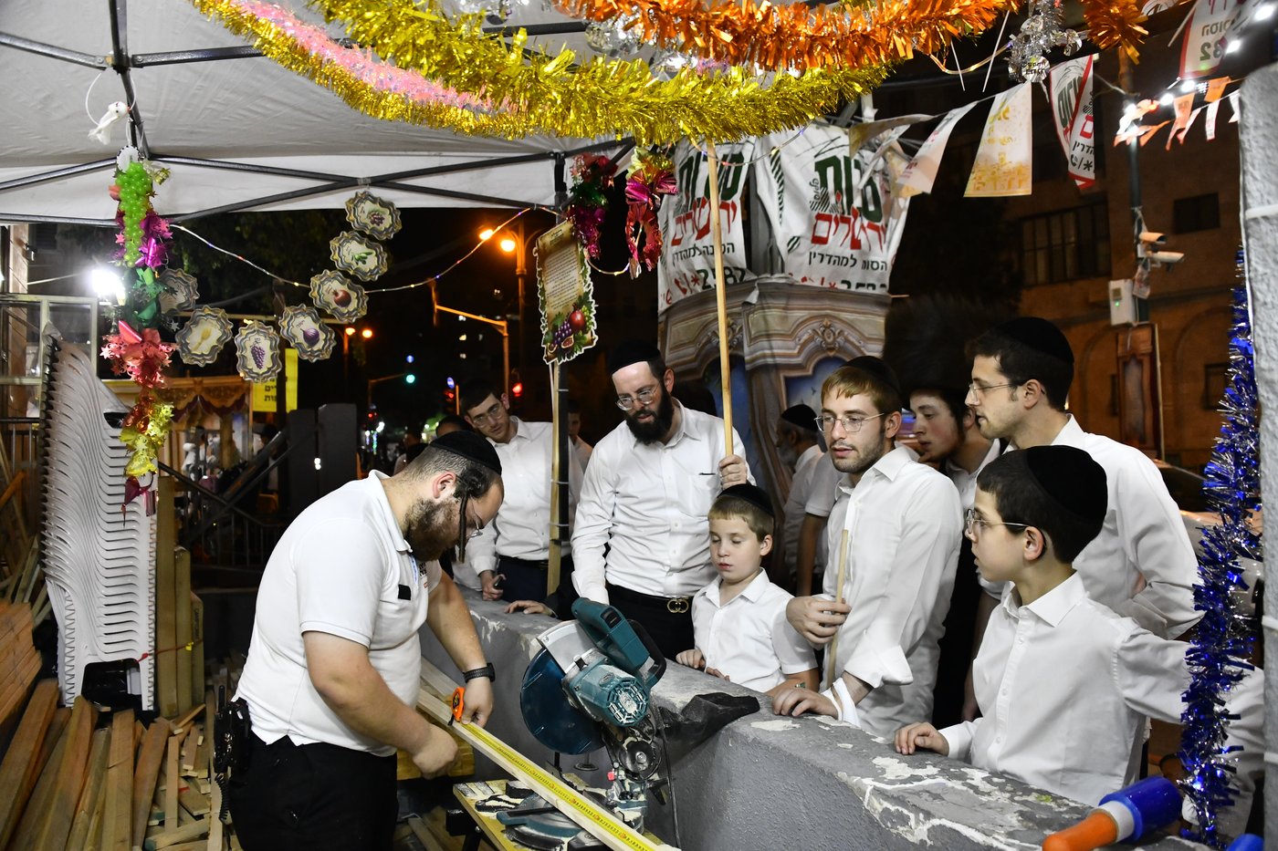 מראות ערב חג הסוכות בבני ברק