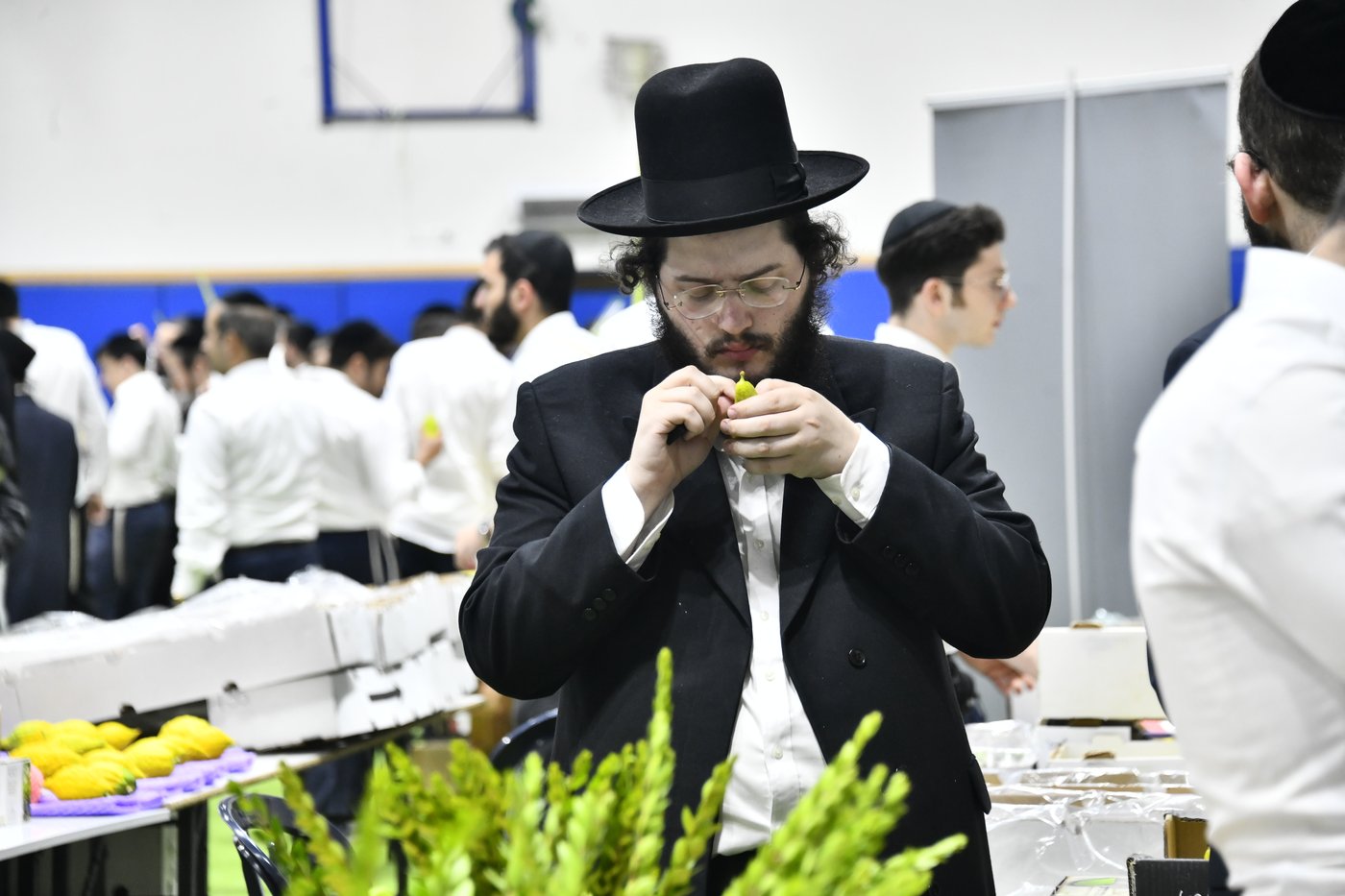 מראות ערב חג הסוכות בבני ברק