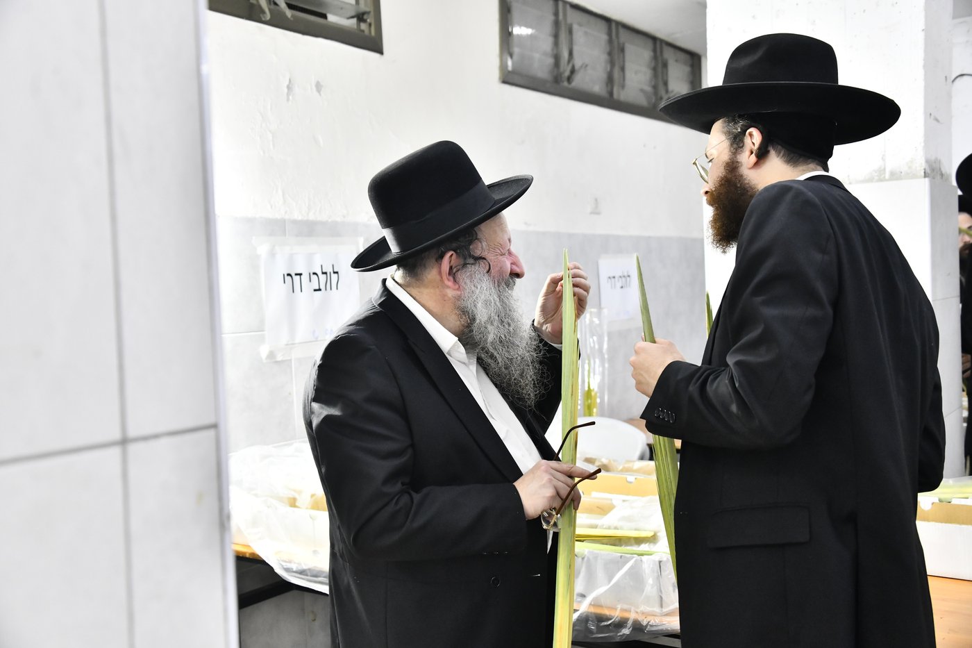 מראות ערב חג הסוכות בבני ברק