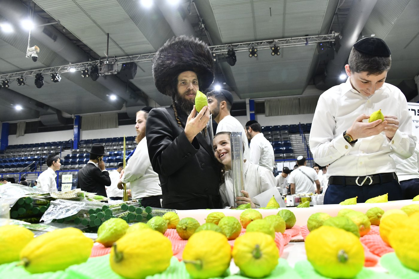 מראות ערב חג הסוכות בבני ברק
