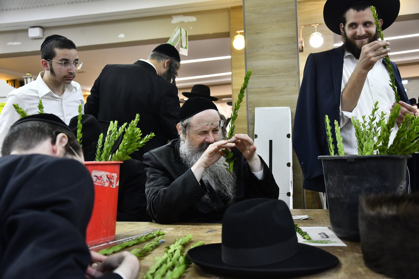 מראות ערב חג הסוכות בבני ברק