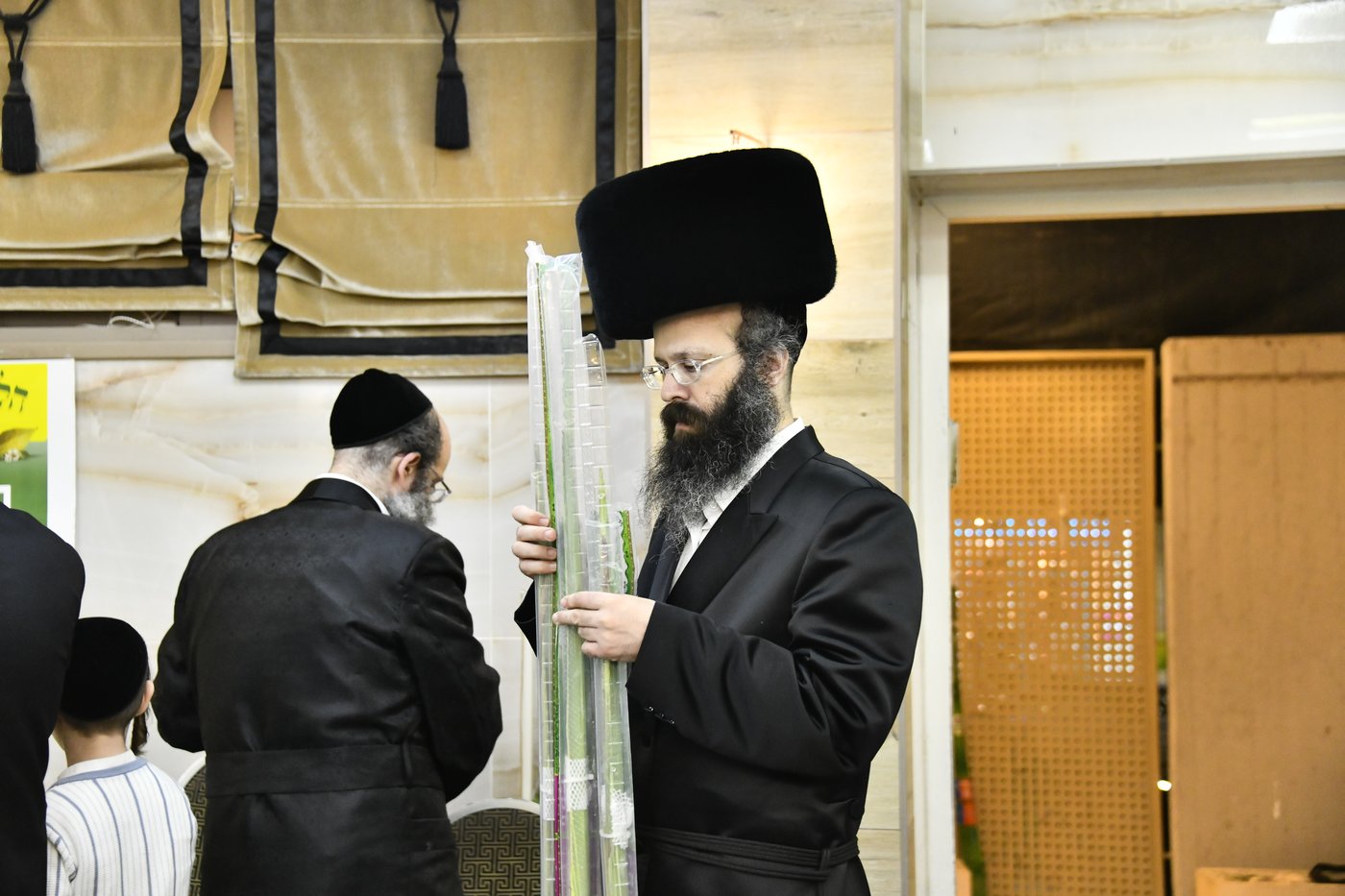 מראות ערב חג הסוכות בבני ברק