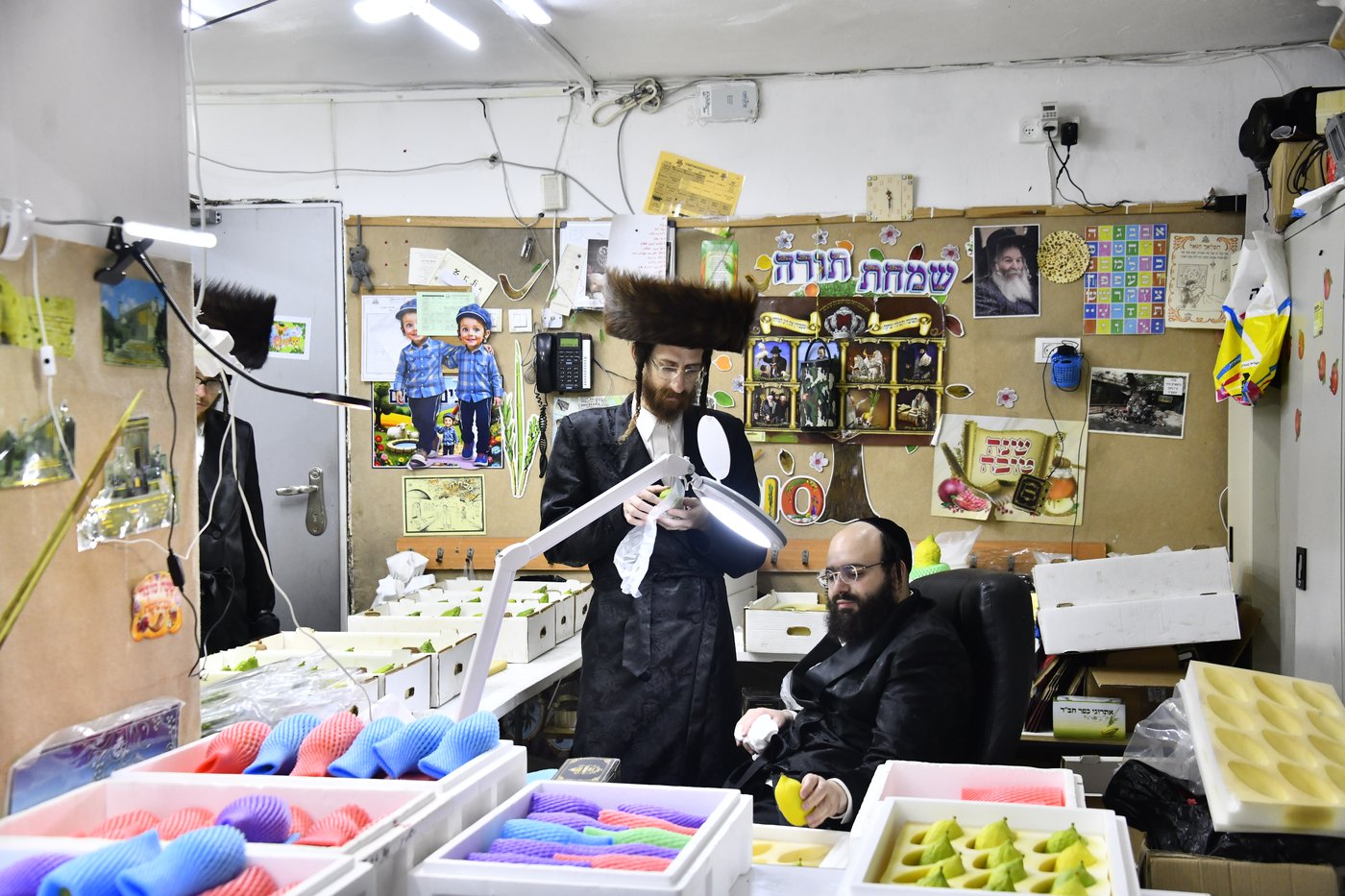 מראות ערב חג הסוכות בבני ברק