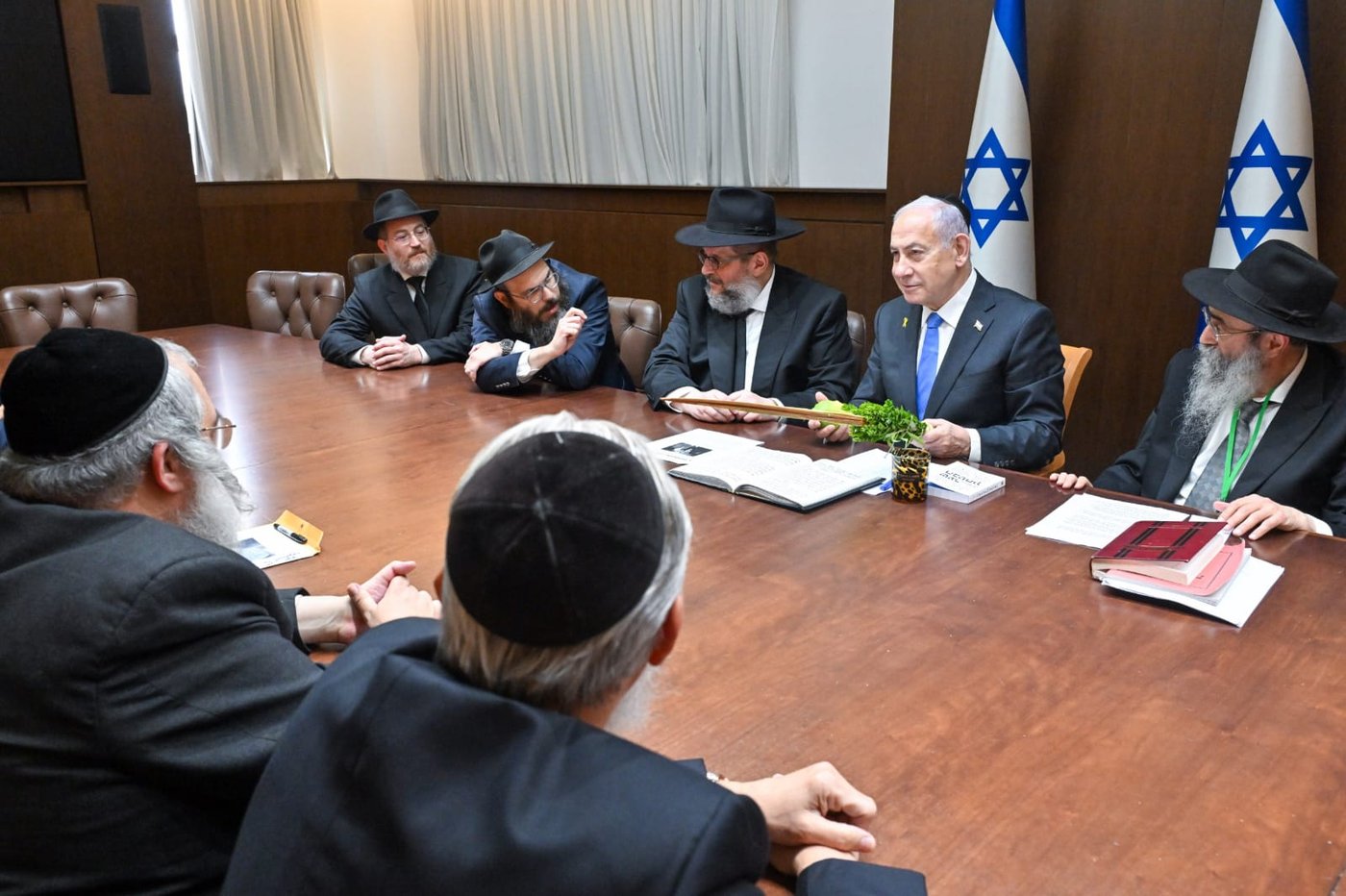 נתניהו קיבל ארבעת המינים מחב"ד וקרא בהתרגשות פרק תהילים