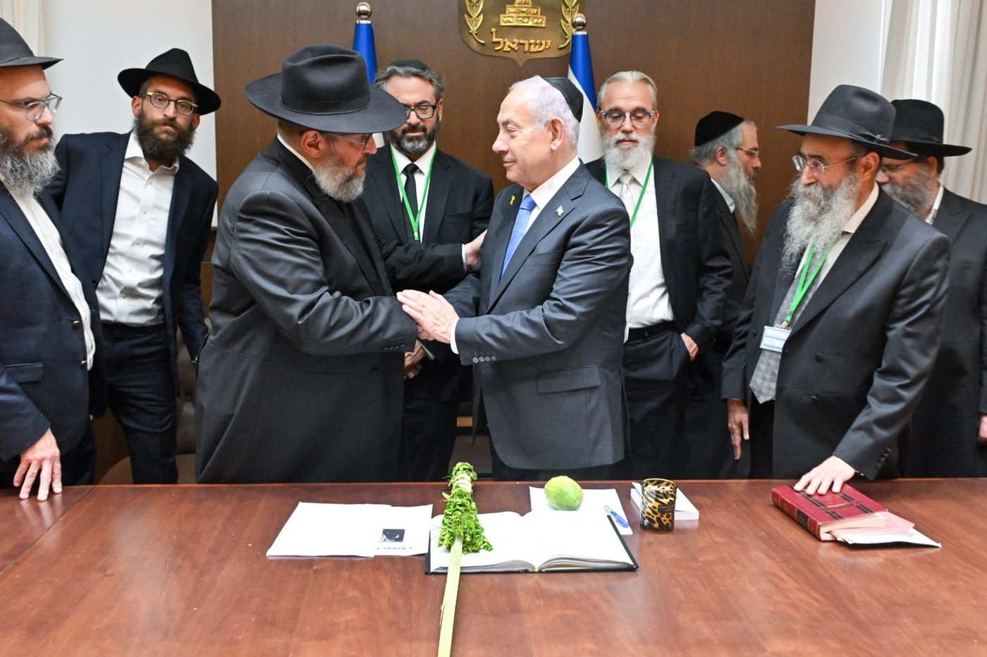 נתניהו קיבל ארבעת המינים מחב"ד וקרא בהתרגשות פרק תהילים