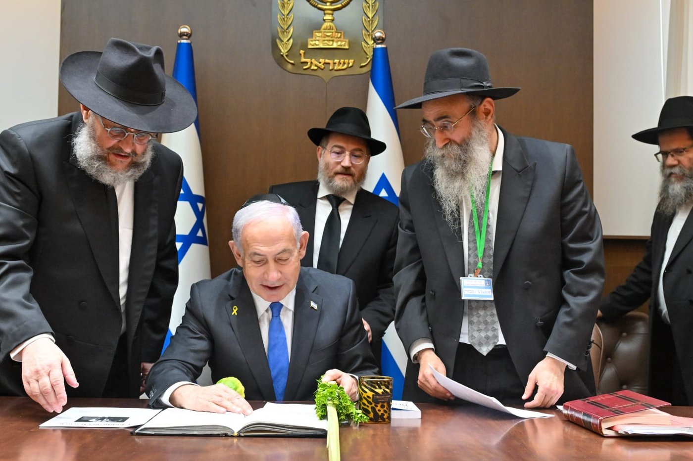 נתניהו קיבל ארבעת המינים מחב"ד וקרא בהתרגשות פרק תהילים