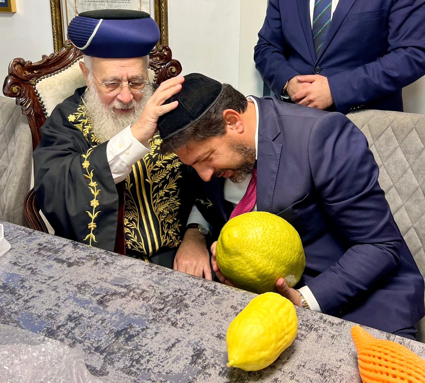 האתרוגים המהודרים שהעניק רב הסלבס לראשון לציון | תיעוד 