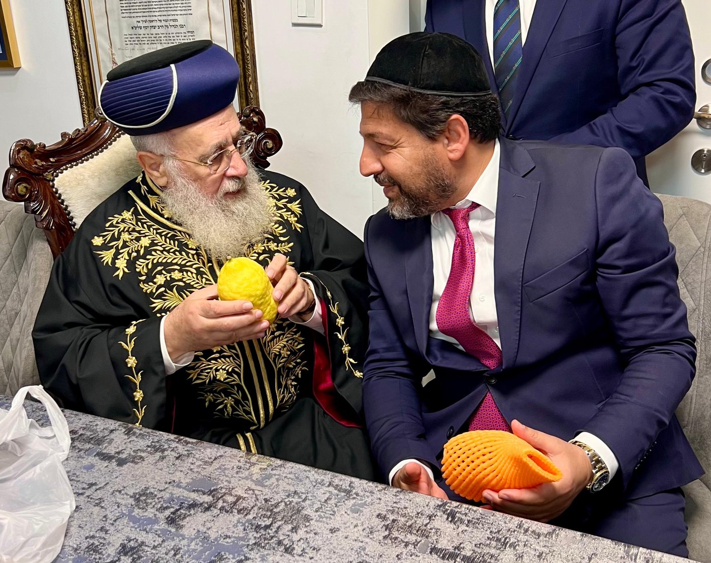 האתרוגים המהודרים שהעניק רב הסלבס לראשון לציון | תיעוד 