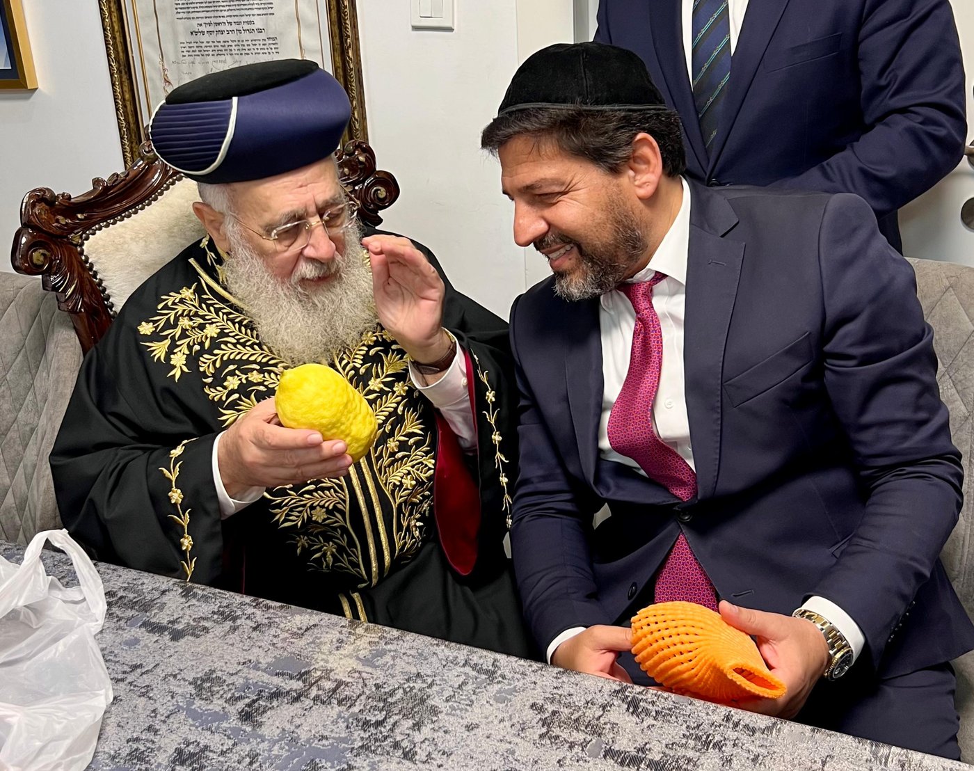 האתרוגים המהודרים שהעניק רב הסלבס לראשון לציון | תיעוד 