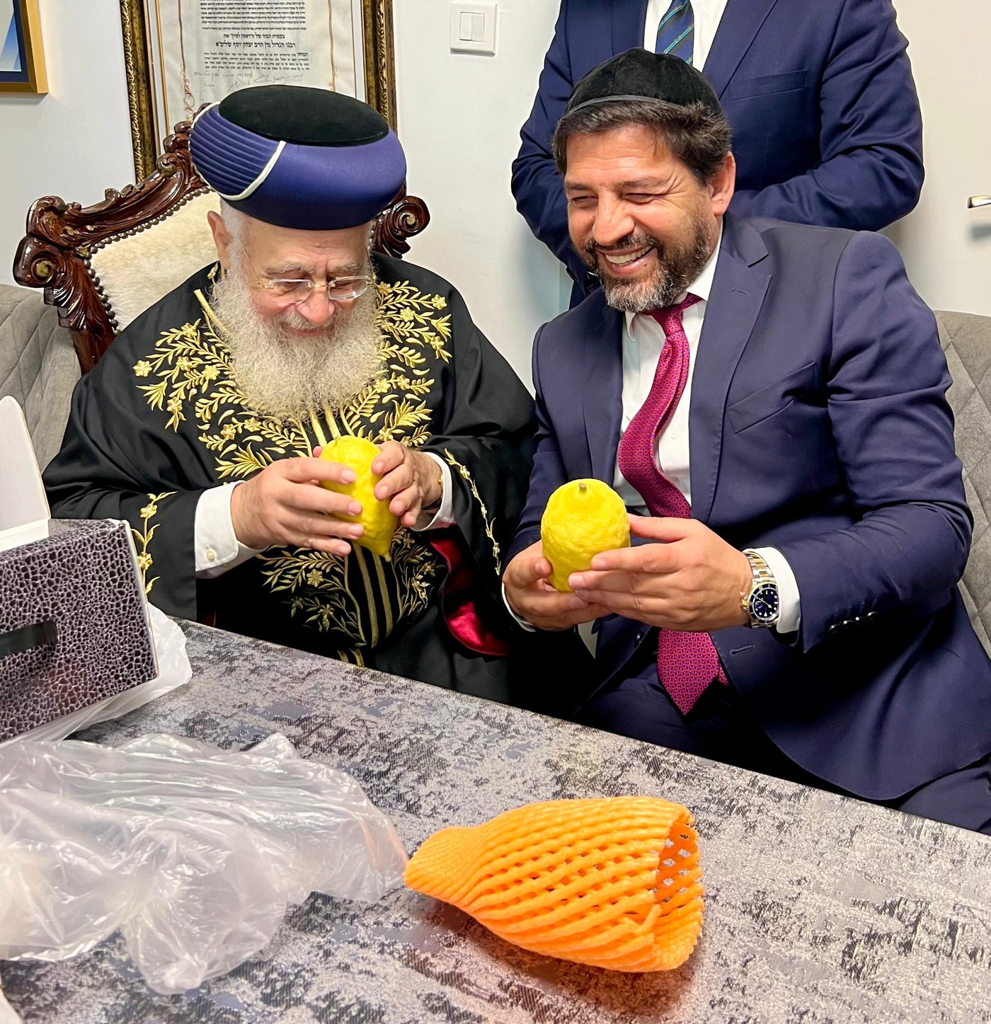 האתרוגים המהודרים שהעניק רב הסלבס לראשון לציון | תיעוד 