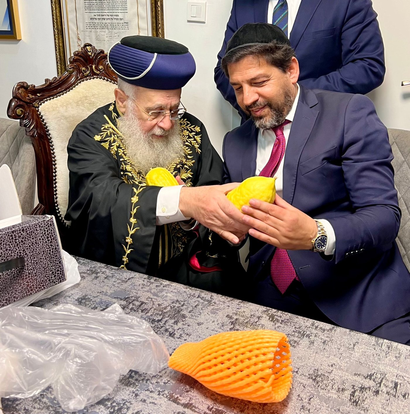 האתרוגים המהודרים שהעניק רב הסלבס לראשון לציון | תיעוד 