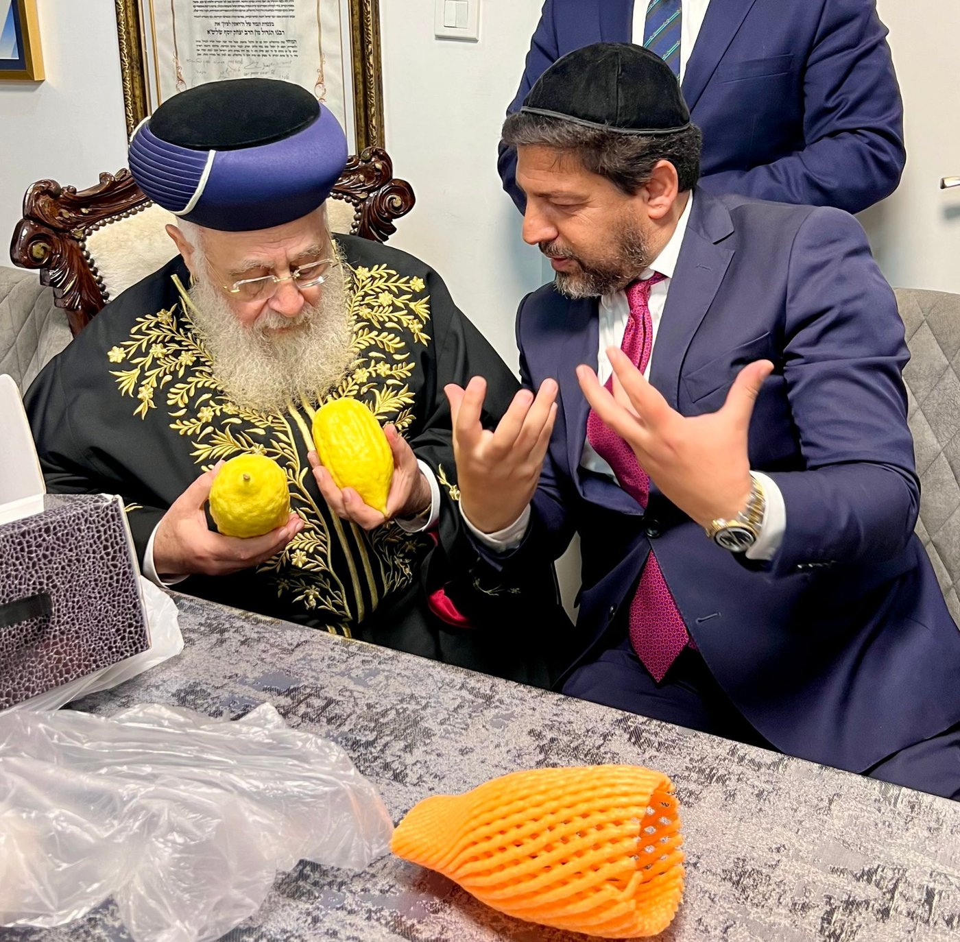 האתרוגים המהודרים שהעניק רב הסלבס לראשון לציון | תיעוד 