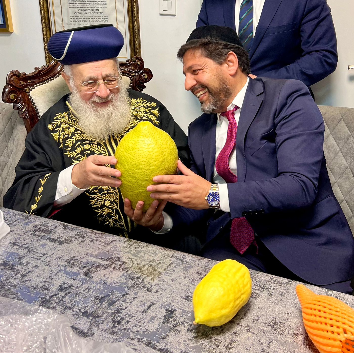 האתרוגים המהודרים שהעניק רב הסלבס לראשון לציון | תיעוד 