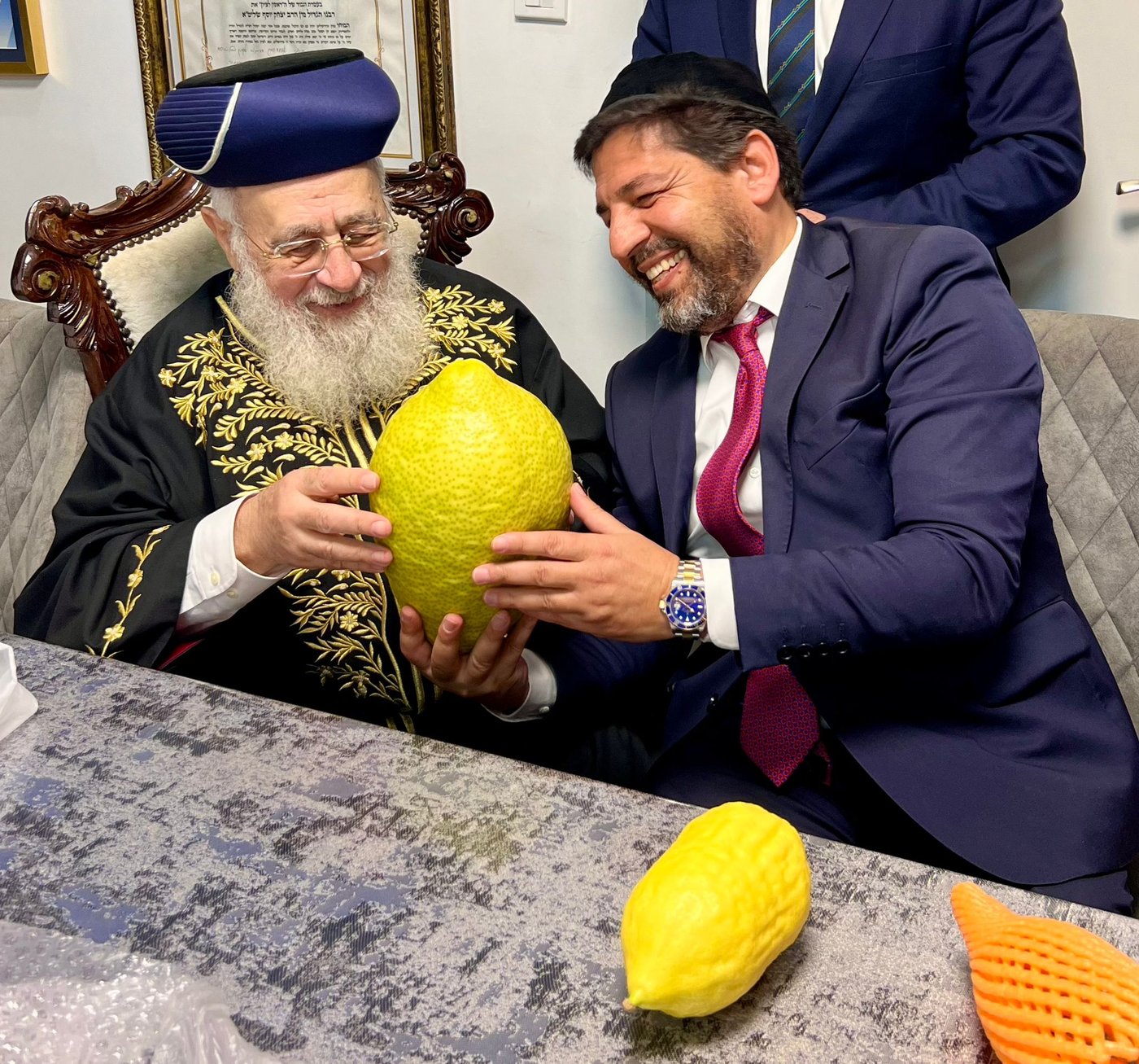 האתרוגים המהודרים שהעניק רב הסלבס לראשון לציון | תיעוד 