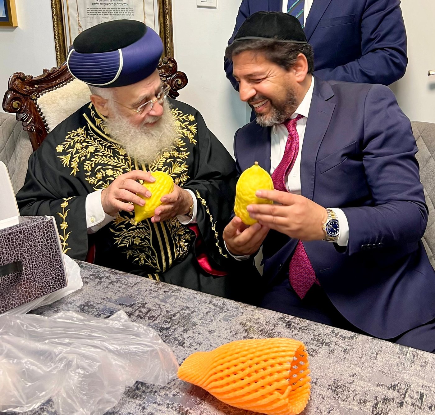 האתרוגים המהודרים שהעניק רב הסלבס לראשון לציון | תיעוד 
