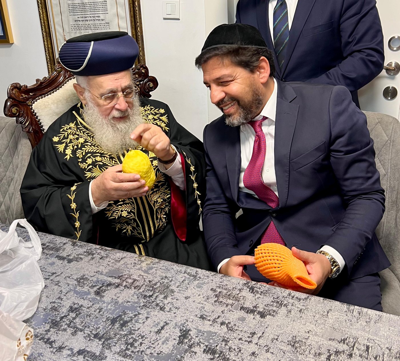 האתרוגים המהודרים שהעניק רב הסלבס לראשון לציון | תיעוד 