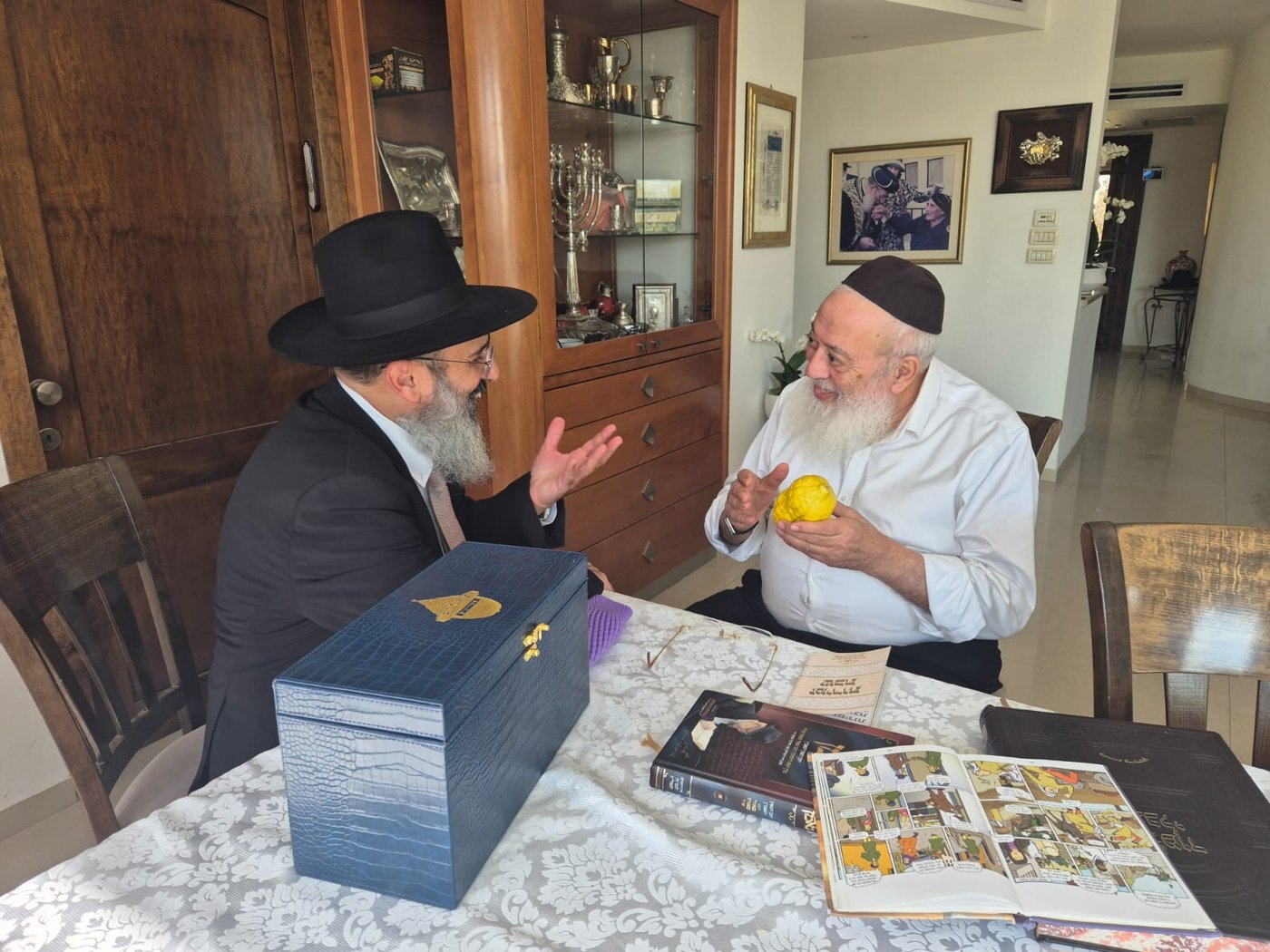 הגרש"מ עמאר בבדיקת אתרוגים