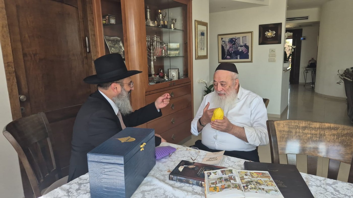 הגרש"מ עמאר בבדיקת אתרוגים