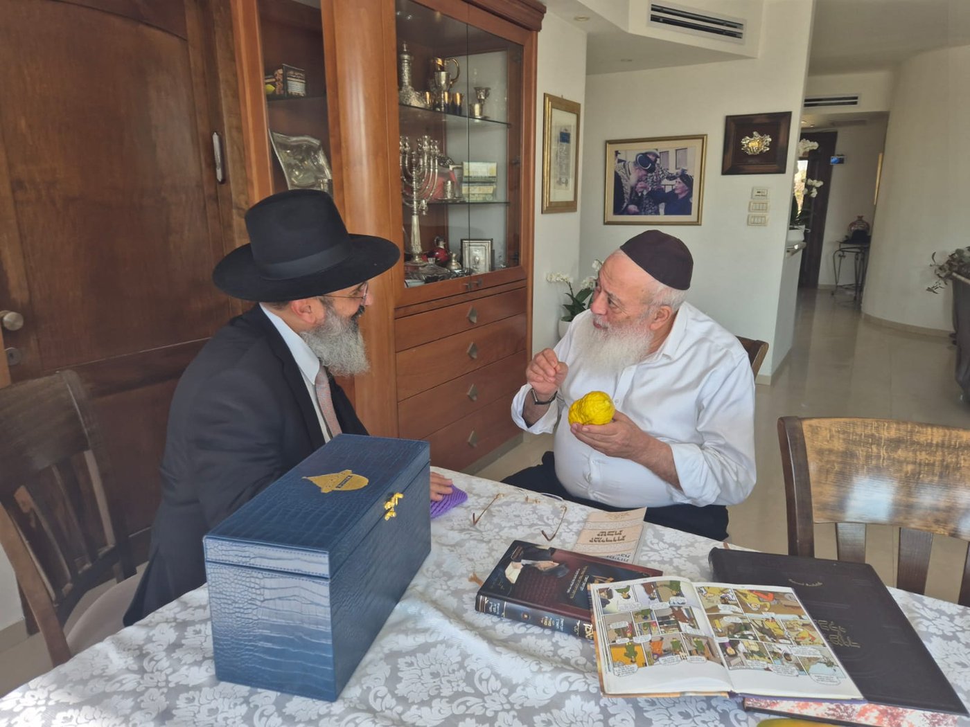 הגרש"מ עמאר בבדיקת אתרוגים