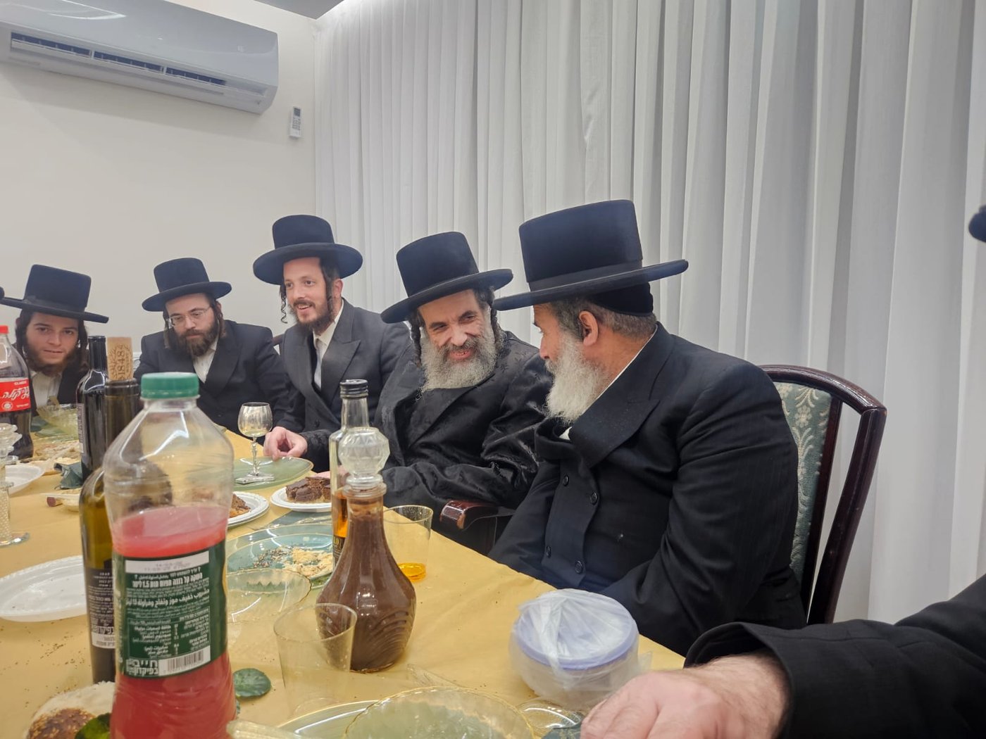 סעודת יארצייט של הילד שמעון ויזל ז"ל