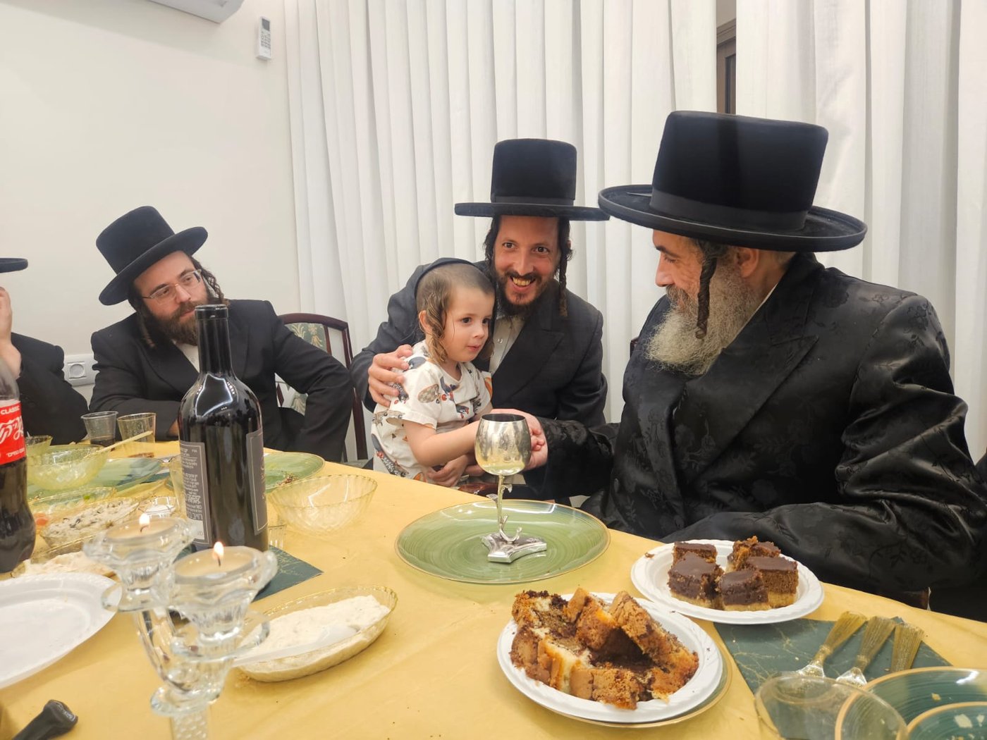 סעודת יארצייט של הילד שמעון ויזל ז"ל