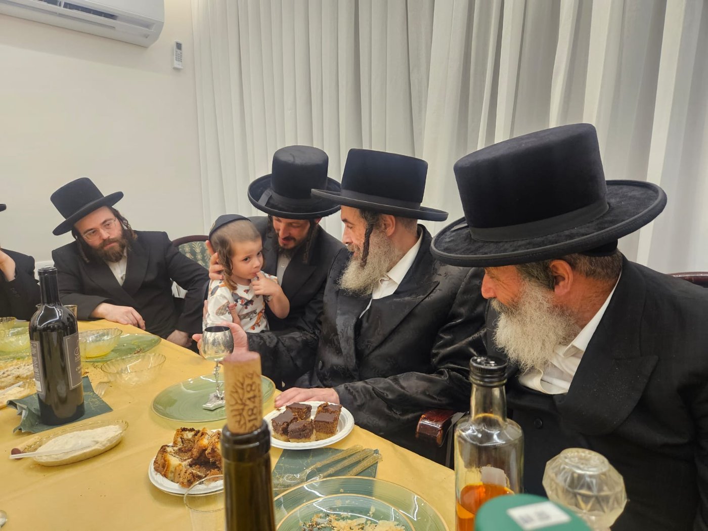 סעודת יארצייט של הילד שמעון ויזל ז"ל