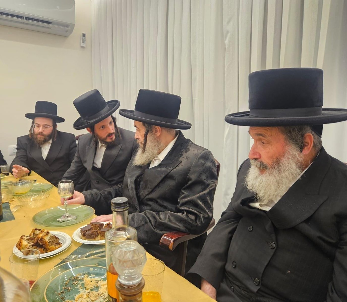 סעודת יארצייט של הילד שמעון ויזל ז"ל