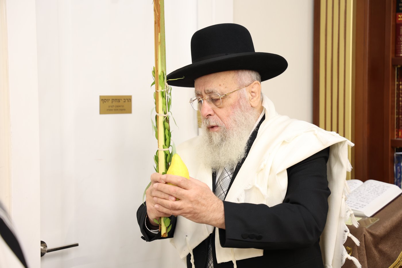 הראשל"צ הגאון רבי יצחק יוסף בנטילת לולב