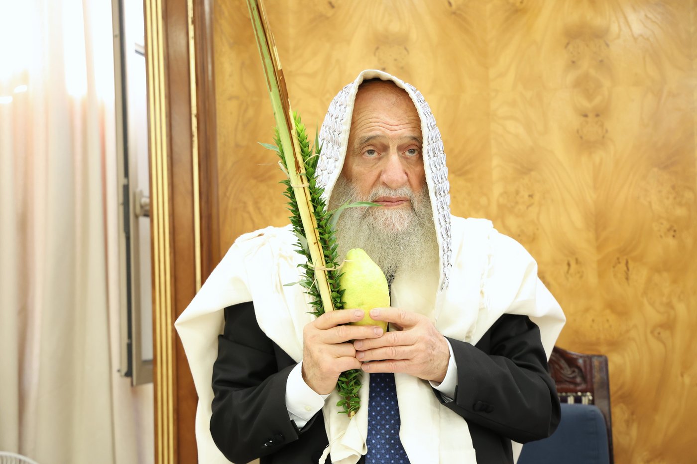 הגאון רבי ראובן אלבז בנטילת לולב