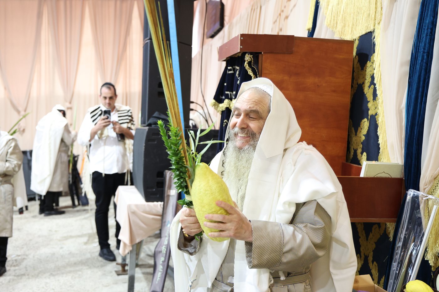 גדולי ישראל הספרדים בנטילת לולב בחול המועד