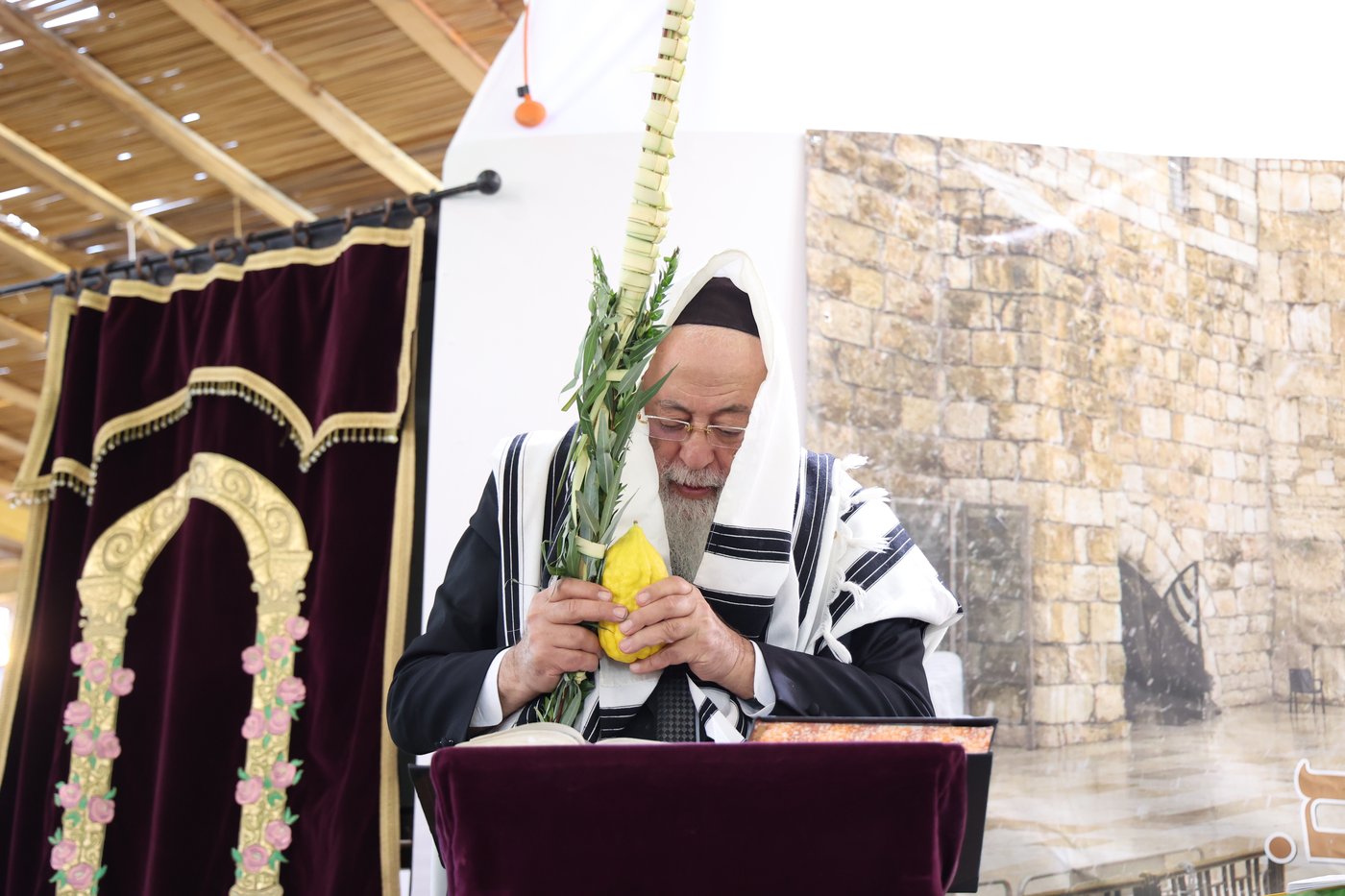 גדולי ישראל הספרדים בנטילת לולב בחול המועד