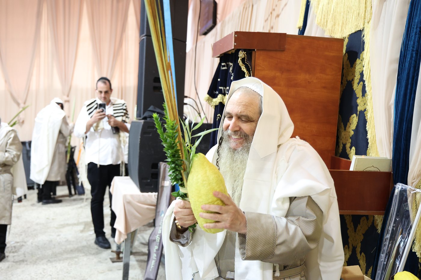 גדולי ישראל הספרדים בנטילת לולב בחול המועד