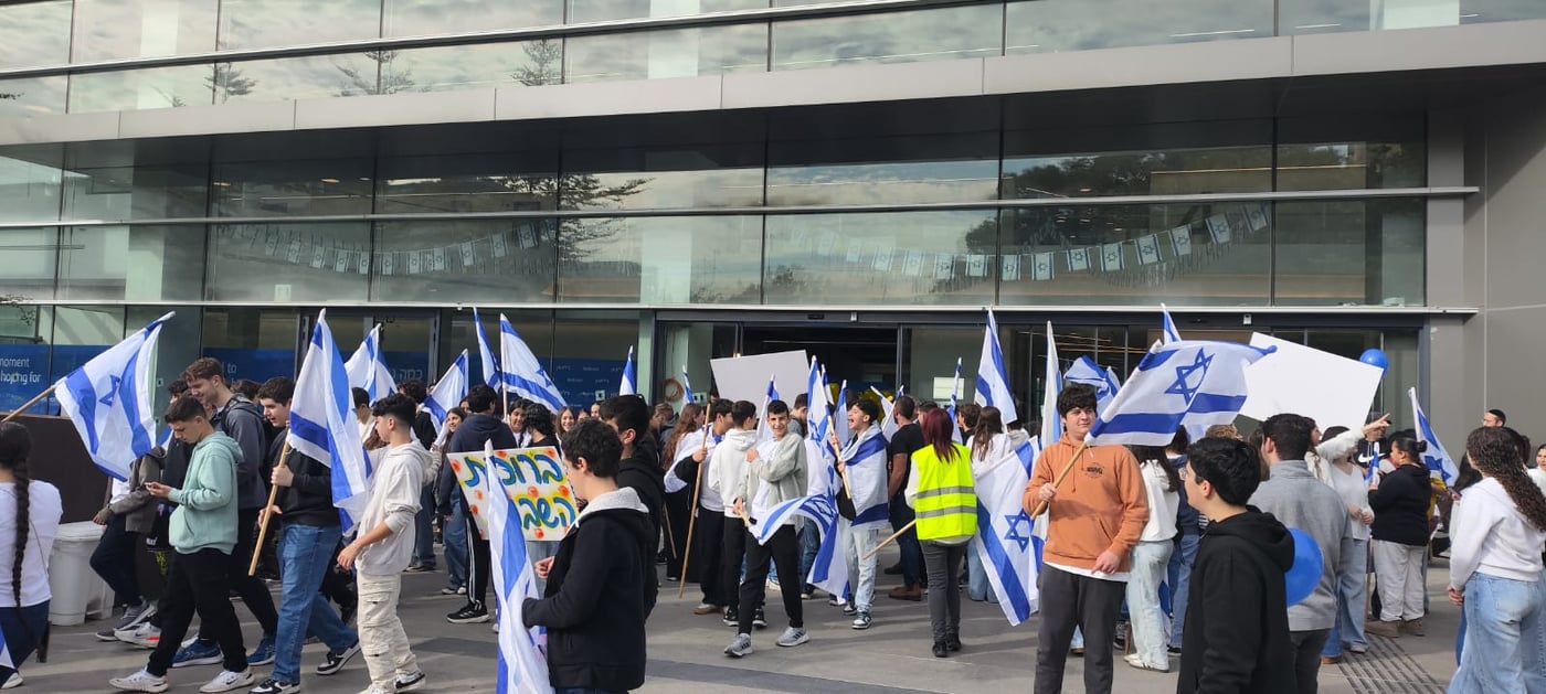 תלמידי תיכון ממתינים בכניסה לבית חולים שניידר בשחרור החטופות