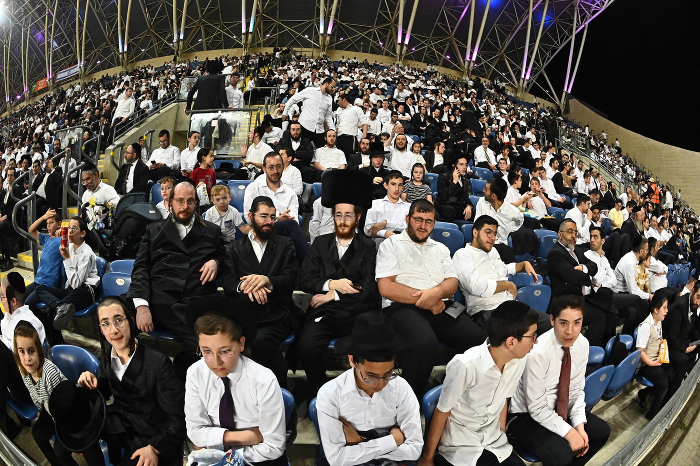 ההמונים הקדימו וגדשו את האיצדיון הענק