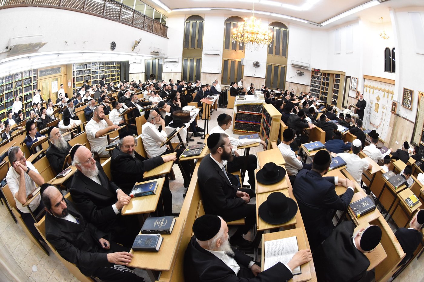 אלפים בשיעורו של הגאב"ד הגר"א וייס בבני ברק