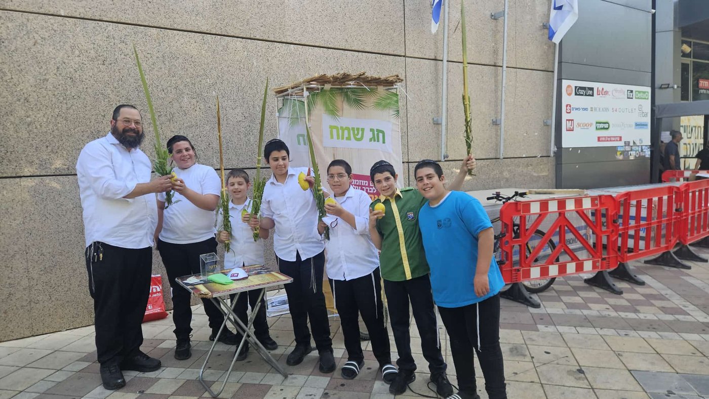 מנענעים לשלום החטופים: רבבות נוטלים ארבעת המינים | תיעוד ירוק