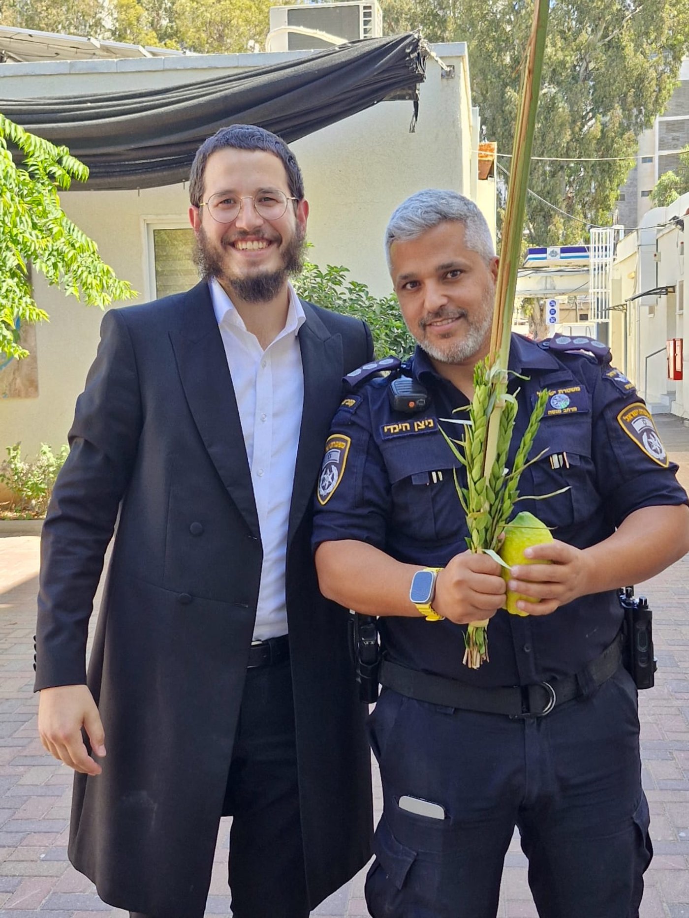 מנענעים לשלום החטופים: רבבות נוטלים ארבעת המינים | תיעוד ירוק