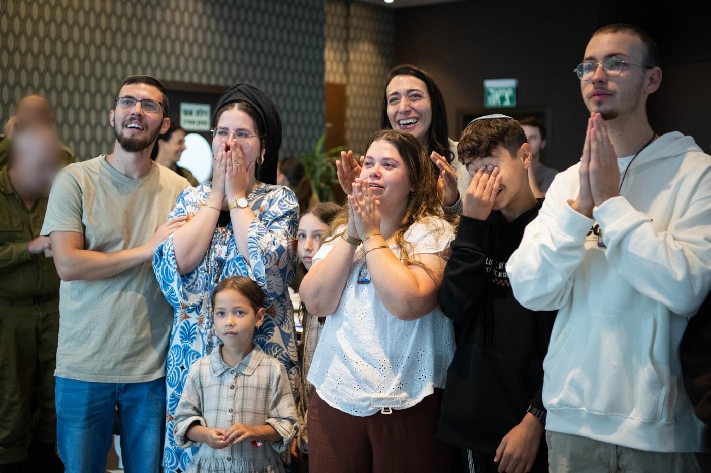משפחתו של איתן מור צופים ברגע החבירה לכוח צה"ל