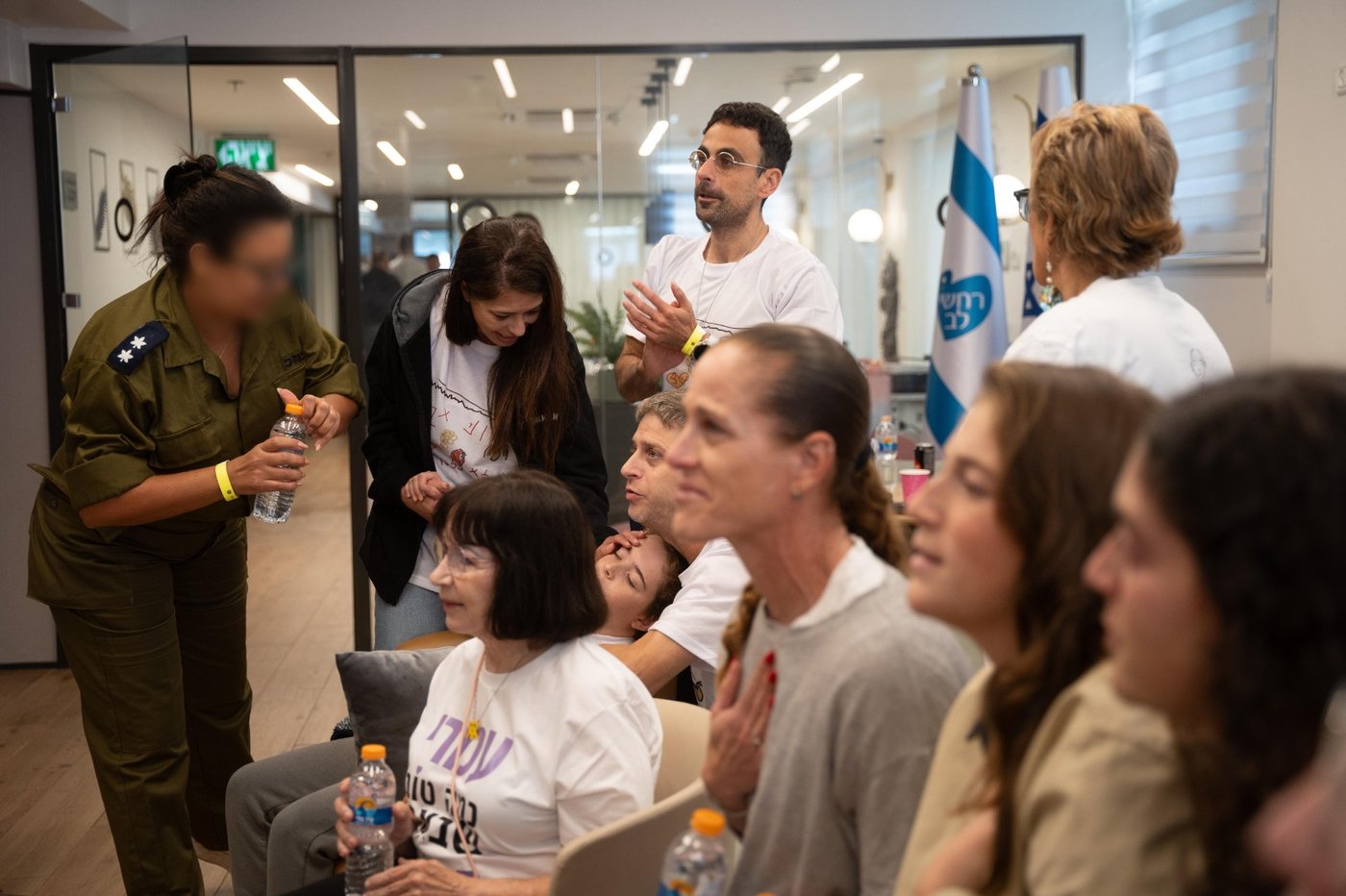 משפחתו של עמרי מירן צופים ברגע החבירה לכוח צה"ל