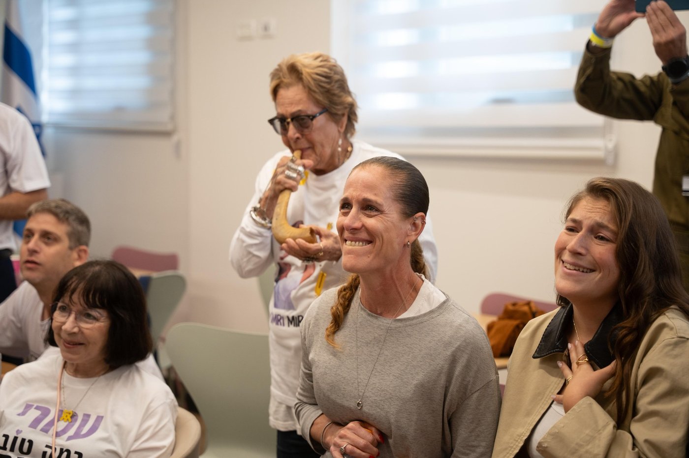משפחתו של עמרי מירן צופים ברגע החבירה לכוח צה"ל