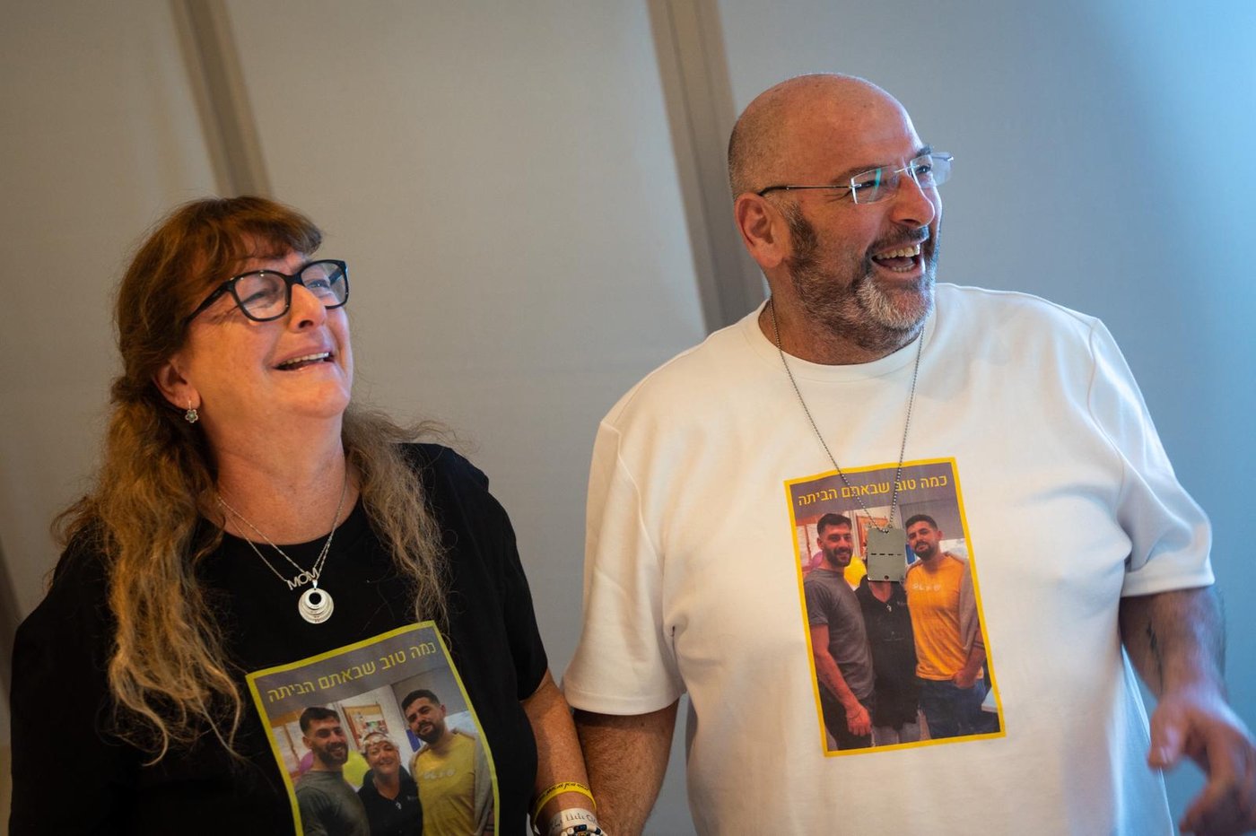 הדודים של גלי וזיו ברמן, מכבית וניר, צופים בחזרת השבים לשטח הארץ