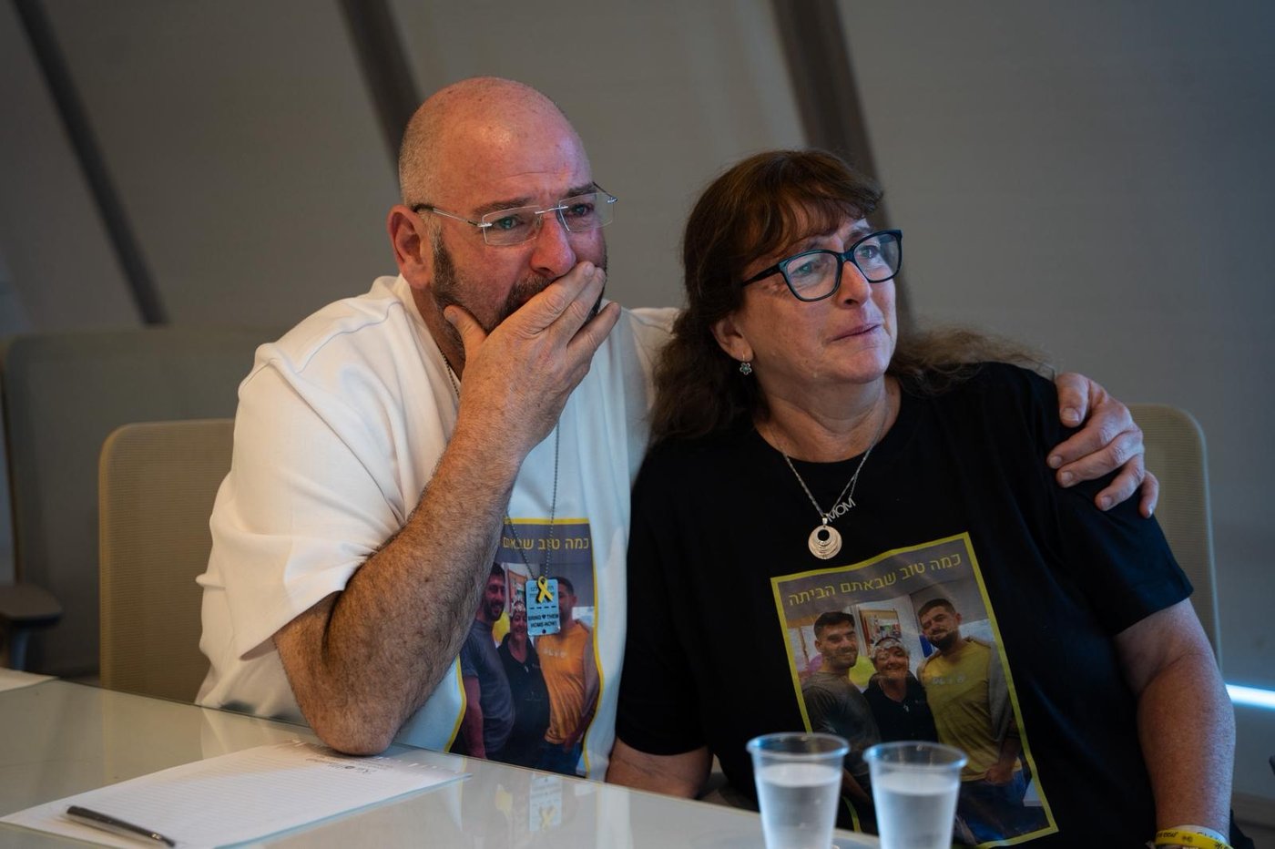 הדודים של גלי וזיו ברמן, מכבית וניר, צופים בחזרת השבים לשטח הארץ