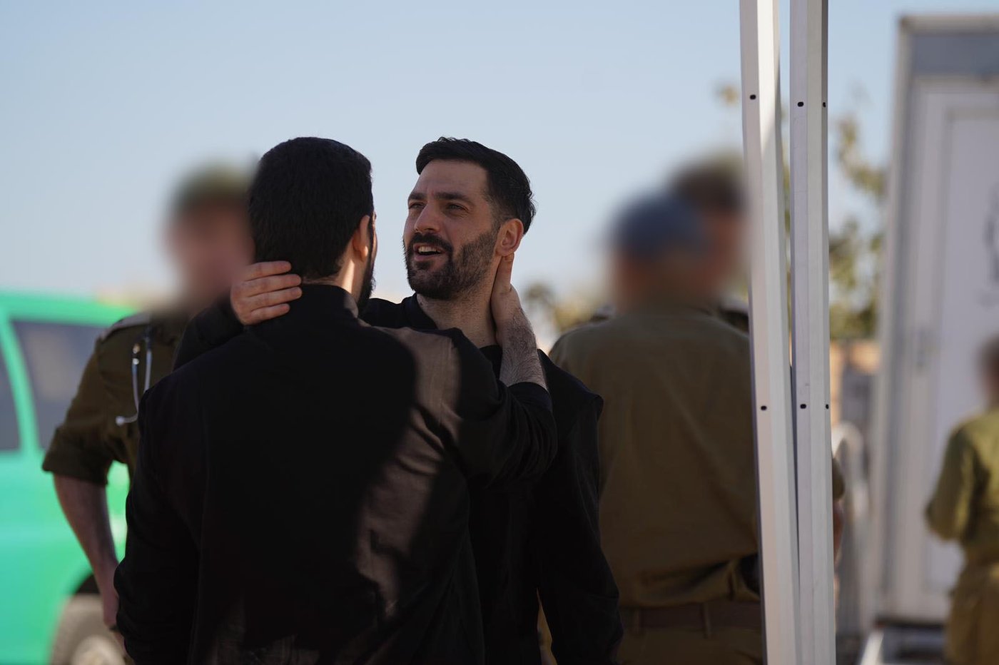  גלי וזיו ברמן עם נציגי צהל וחיבוק ראשון בין האחים