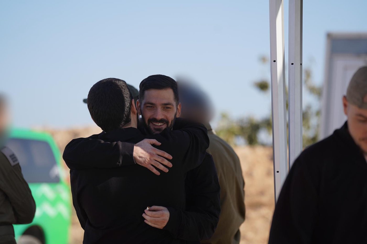  גלי וזיו ברמן עם נציגי צהל וחיבוק ראשון בין האחים