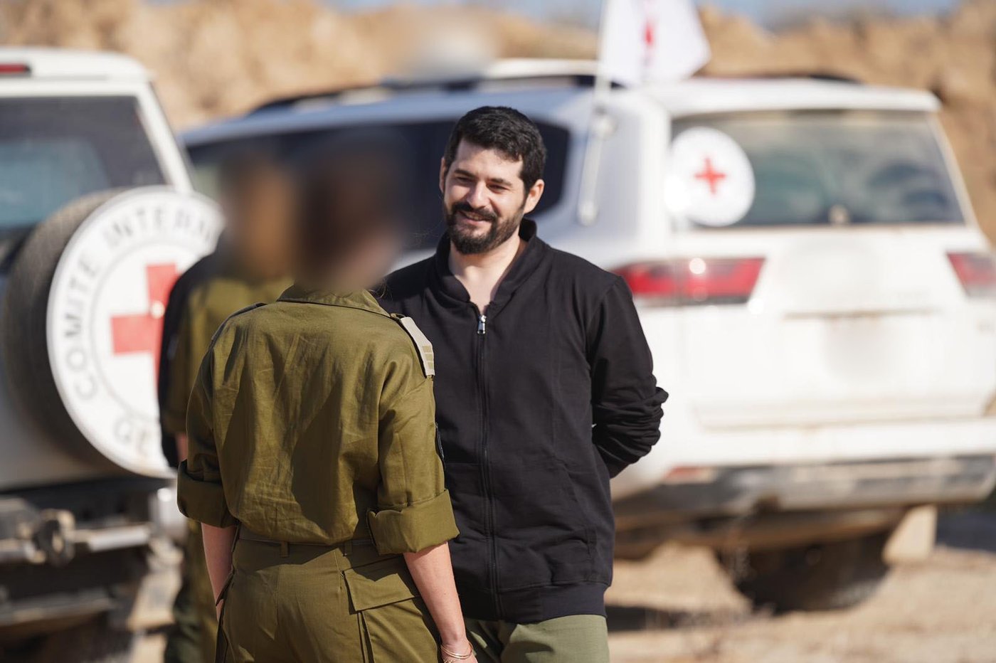  גלי וזיו ברמן עם נציגי צהל וחיבוק ראשון בין האחים