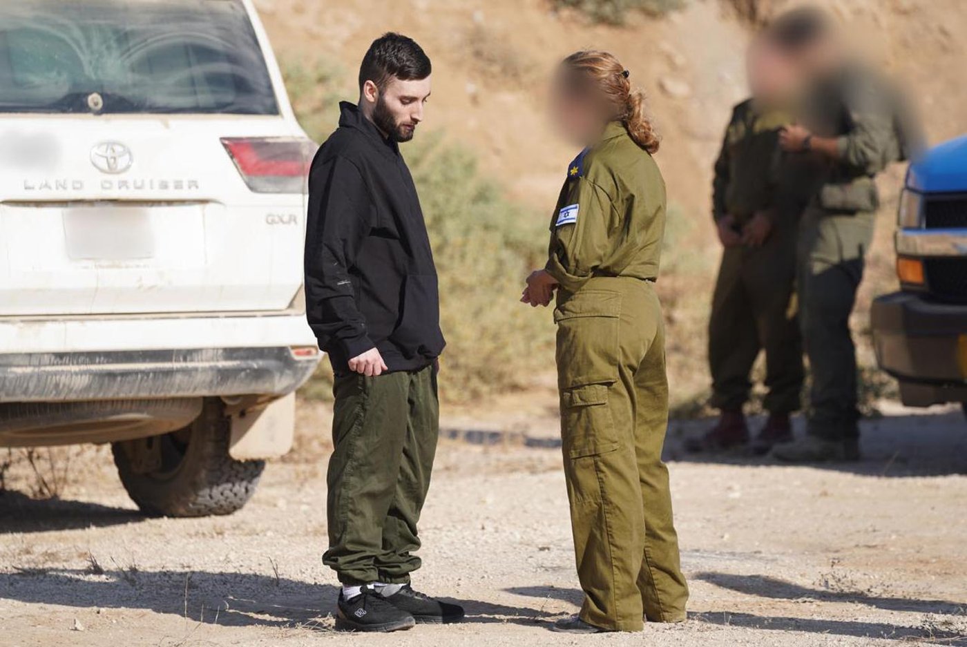  מתן אנגרסט עם נציגי צה"ל