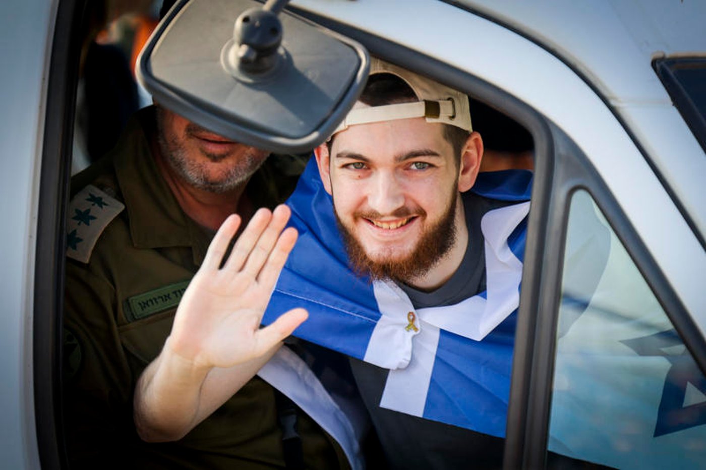 התמונות שלא נרצה לשכוח: 31 רגעים מהגעת החטופים המשוחררים
