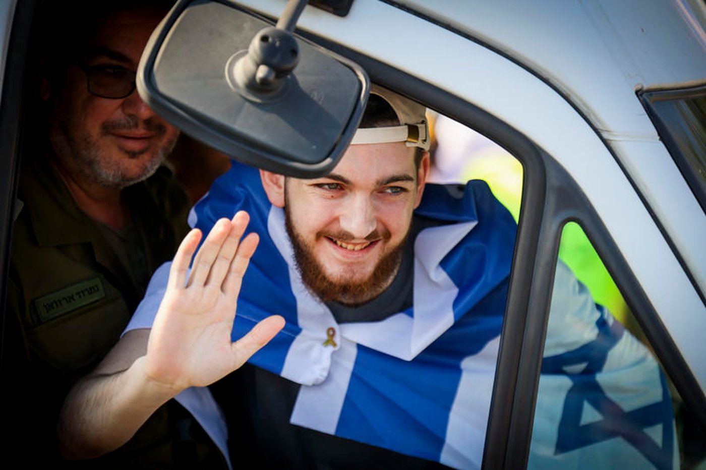 התמונות שלא נרצה לשכוח: 31 רגעים מהגעת החטופים המשוחררים